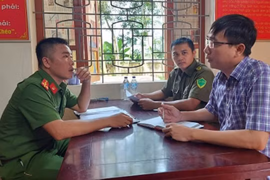 Cán bộ Phòng Văn hóa huyện Quỳ Châu làm việc với Công an xã Châu Bính để nắm bắt thông tin vụ việc. Ảnh: Báo Nghệ An.