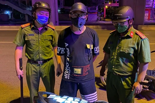 Xử phạt trường hợp giao thuốc lá trong đêm tại quận Hà Đông. Ảnh: Công an Hà Nội.