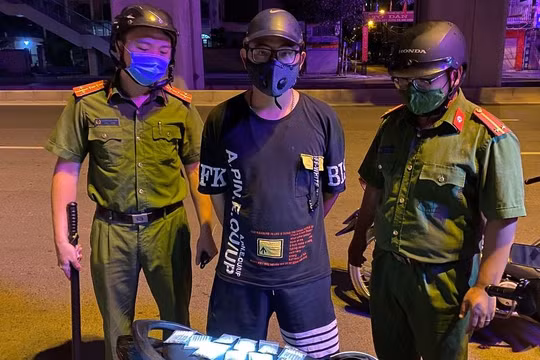 Xử phạt trường hợp giao thuốc lá trong đêm tại quận Hà Đông. Ảnh: Công an Hà Nội.