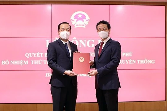Ông Nguyễn Mạnh Hùng - Ủy viên Trung ương Đảng, Bộ trưởng Bộ TT&TT - trao Quyết định của Thủ tướng Chính phủ cho tân Thứ trưởng Phạm Đức Long. Ảnh: mic.gov.vn.