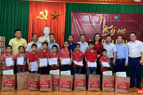 Công trình sách "Ký ức người lính" trao quà cho những gia đình có công với cách mạng, trẻ em có hoàn cảnh khó khăn.