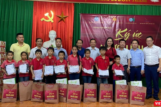 Công trình sách "Ký ức người lính" trao quà cho những gia đình có công với cách mạng, trẻ em có hoàn cảnh khó khăn.