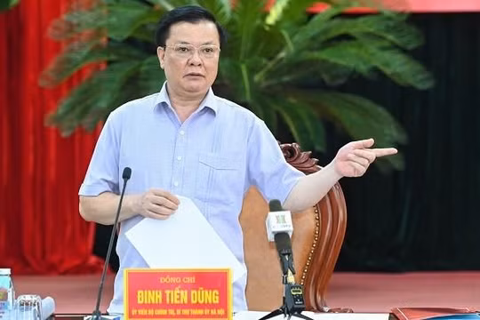 Bí thư Thành ủy Đinh Tiến Dũng phát biểu chỉ đạo tại buổi làm việc. Ảnh: Cổng TTĐT Hà Nội.