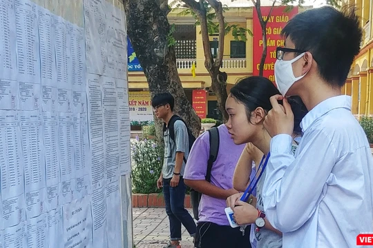 Với tuyển sinh trực tuyến, phụ huynh học sinh không phải đến trường nộp hồ sơ như trước đây.