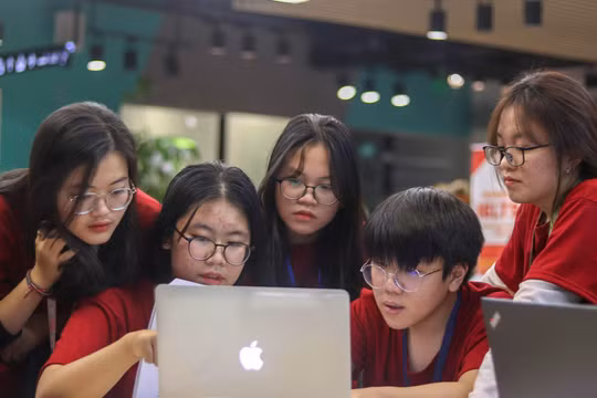 Các thành viên dự án Maskros Project.