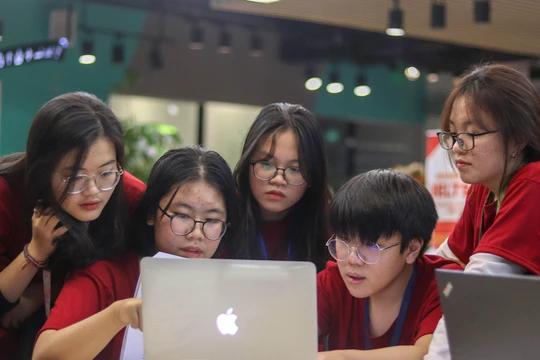 Các thành viên dự án Maskros Project.