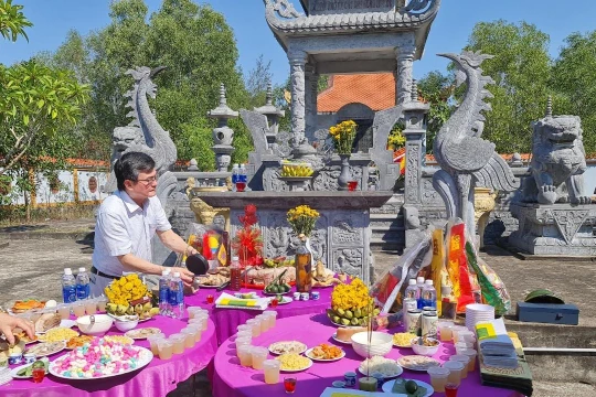 Đại tá AHLĐ Nguyễn Đăng Giáp tại buổi lễ khánh thành bia mộ 32 Liệt sỹ (ảnh: Nguyễn Công Khang)