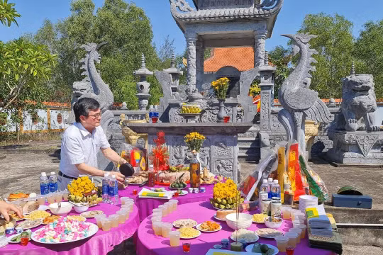 Đại tá AHLĐ Nguyễn Đăng Giáp tại buổi lễ khánh thành bia mộ 32 Liệt sỹ (ảnh: Nguyễn Công Khang)