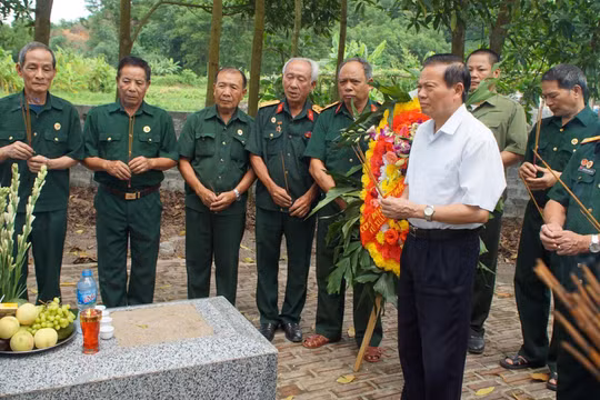 Đồng chí Lê Doãn Hợp cùng cựu chiến binh Sư đoàn 5 thắp hương Liệt sĩ Vũ Xuân Hùng đã được đồng đội đưa hài cốt về quê nhà, xã Phấn Mễ, huyện Phú Lương, tỉnh Thái Nguyên nhân ngày Thương binh Liệt sĩ 27/7 (ảnh: Nguyễn Công Khang)