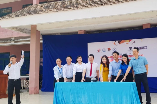 Ban tổ chức nhấn nút khai mạc cuộc thi.