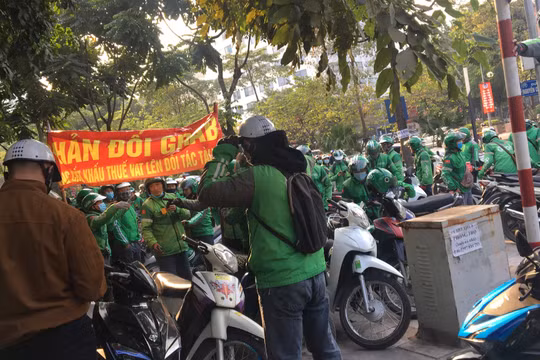 Hàng loạt tài xế Grab đóng app, biểu tình yêu cầu làm rõ chính sách thuế.