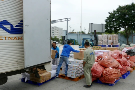 Xe hàng hóa cứu trợ đồng bào miền Trung.