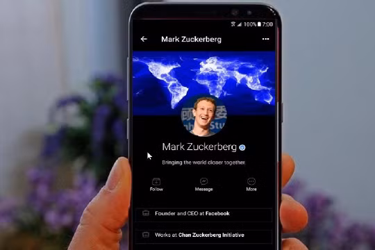 Chế độ nền tối trên Facebook đang được thử nghiệm trên một số thiết bị iOS. Ảnh: YouTube