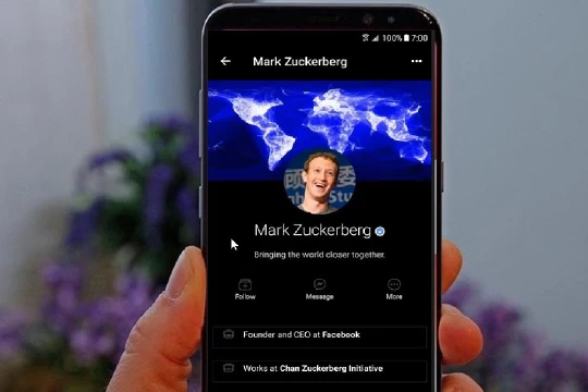 Chế độ nền tối trên Facebook đang được thử nghiệm trên một số thiết bị iOS. Ảnh: YouTube