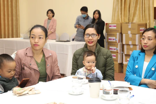 Các lao động nữ ủng hộ quy định “Mỗi doanh nghiệp nên có tối thiểu một phòng vắt, trữ sữa”.