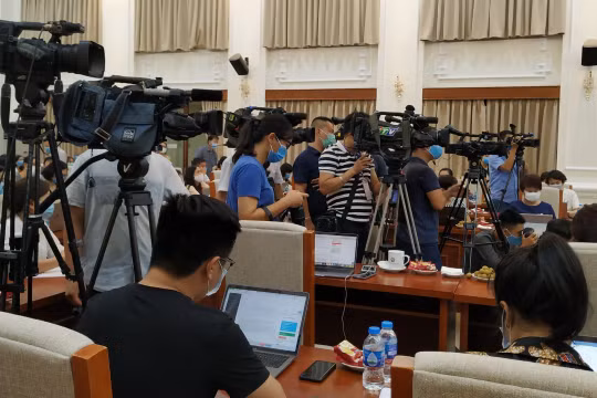 Phóng viên báo chí tác nghiệp tại cuộc họp của Bộ GD-ĐT.