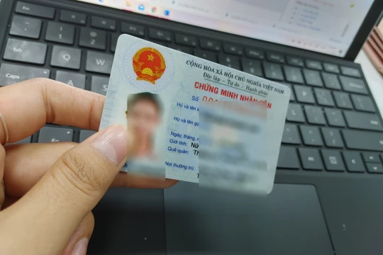Bộ Công an đang triển khai cấp, đổi CMND sang thẻ CCCD gắn chip. Ảnh minh họa.