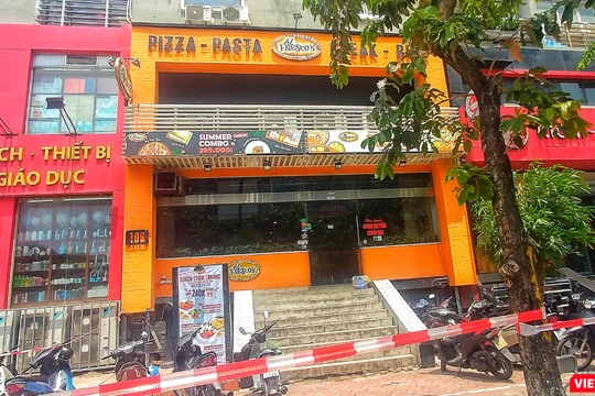 Nhà hàng món Âu tại 106 Trần Thái Tông đã bị phong tỏa sáng nay. Ảnh: Khánh Linh.