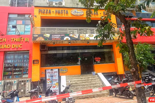 Nhà hàng món Âu tại 106 Trần Thái Tông đã bị phong tỏa sáng nay. Ảnh: Khánh Linh.