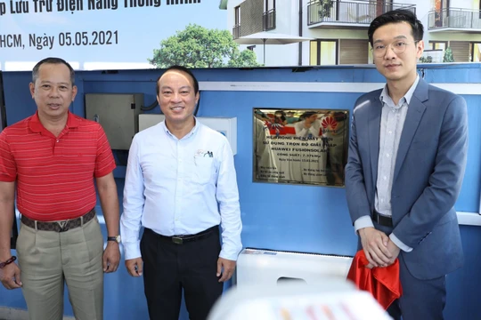 Các đại diện tham gia lễ công bố dự án.