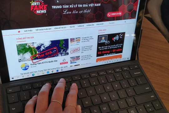 Bộ TT&TT tăng cường xử lý hành vi phát tán thông tin sai sự thật trên mạng xã hội.
