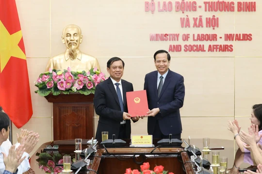  Bộ trưởng Bộ LĐTB&XH Đào Ngọc Dung (phải) trao Quyết định bổ nhiệm cho ông Nguyễn Bá Hoan (trái). Ảnh VGP.
