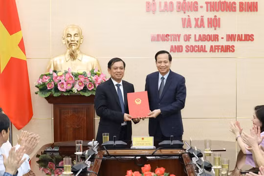  Bộ trưởng Bộ LĐTB&XH Đào Ngọc Dung (phải) trao Quyết định bổ nhiệm cho ông Nguyễn Bá Hoan (trái). Ảnh VGP.