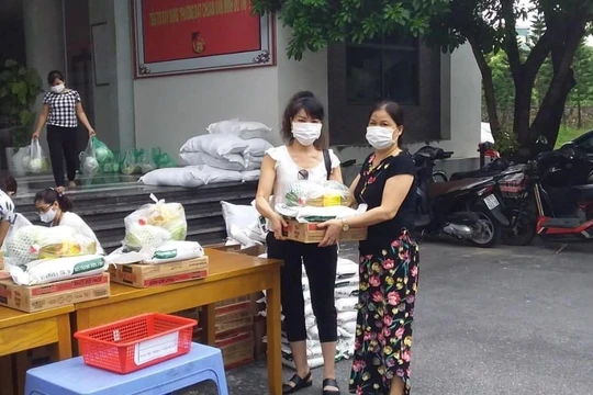 Người dân khó khăn tại quận Tây Hồ được nhận hỗ trợ. Ảnh: Fanpage “Đoàn kết chống dịch”.