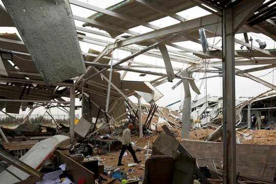 Đống đổ nát sau cuộc không kích do Mỹ thực hiện (Ảnh: Reuters)