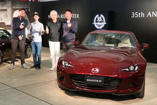 Phiên bản kỷ niệm 35 năm của chiếc Mazda Roadster được nâng cấp nhiều chi tiết đặc trưng từ các thế hệ trước đây. 