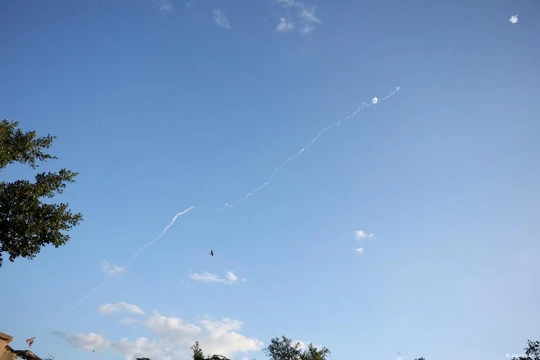 Hình ảnh phòng thủ tên lửa đánh chặn các viên đạn trên bầu trời gần Tel Aviv. (Ảnh: Reuters)