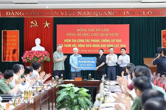 Ban Vận động Cứu trợ Trung ương công bố danh sách chuyển tiền hỗ trợ đợt 1 cho 20 địa phương bị thiệt hại do bão số 3 gây ra. Ảnh: Trí Dũng/TTXVN.