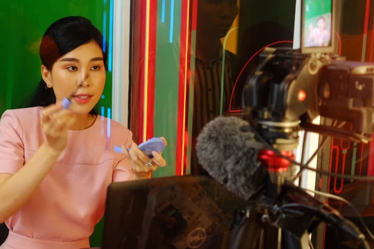 Một người livestream bán hàng trên nền tảng TikTok. Ảnh: Vietnamnet.