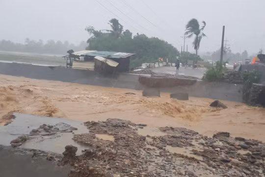 Bão Kristine, còn gọi là bão Trà Mi, tràn vào Philippines gây ngập lụt, thiệt hại người và của (Ảnh: Inquirer) 