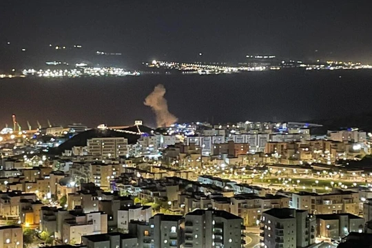 Khói bốc lên từ cảng Eilat ở cực nam Israel ngày 25/9 (Ảnh: Times of Israel)