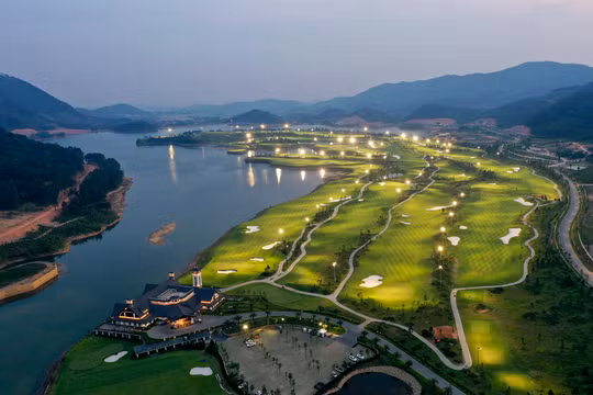 Sân golf Thanh Lanh với quy mô hoành tráng, khung cảnh thiên nhiên thơ mộng.