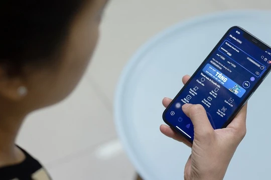 Nhiều người gặp khó khăn trong việc chuyển khoản ngay ngày đầu áp dụng quy định xác thực khuôn mặt. Ảnh: Vietnamnet. 