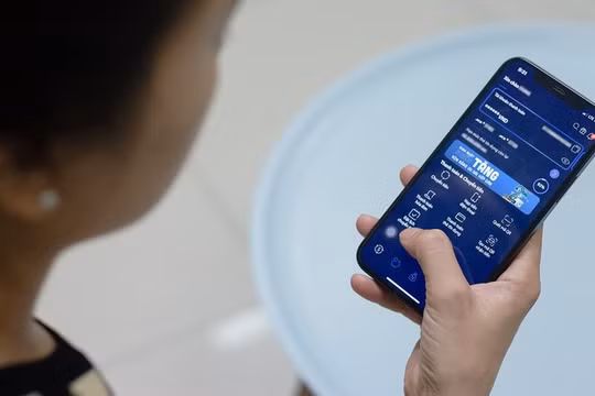 Nhiều người gặp khó khăn trong việc chuyển khoản ngay ngày đầu áp dụng quy định xác thực khuôn mặt. Ảnh: Vietnamnet. 