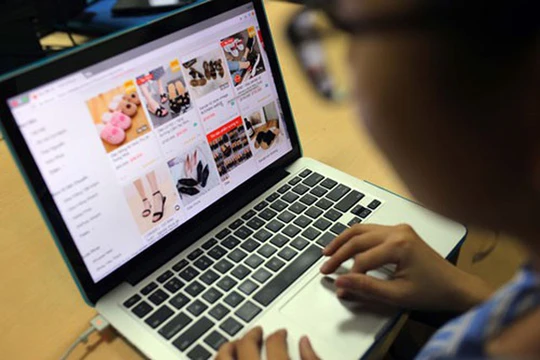 Nhiều kẻ xấu giả danh shipper lừa tiền người mua hàng online. Ảnh: Vietnamnet.