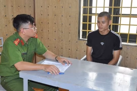 Cảnh sát làm việc với Hải idol. Ảnh: Bộ Công an.