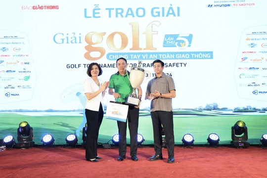 Bà Nguyễn Thị Hồng Nga, Tổng biên tập Báo Giao thông, Trưởng ban tổ chức giải và ông Nguyễn Anh Tú, Tổng giám đốc Liên doanh Ô tô Hyundai Thành Công Việt Nam trao Cúp vô địch cho golfer Hoàng Quân.