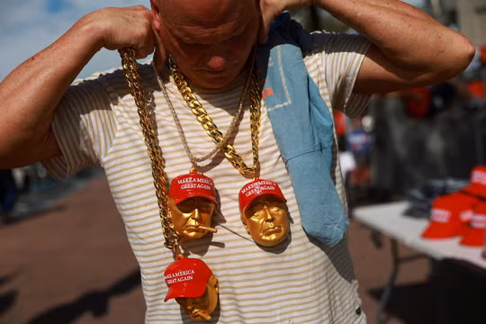 Hình ảnh ông Trump được khắc họa rất sinh động trên mặt dây chuyền đeo cổ (Ảnh: Reuters)