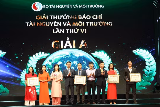 Bộ Tài nguyên và Môi trường trao giải thưởng báo chí tài nguyên và môi trường lần thứ VI. (Ảnh: Trung tâm Truyền thông tài nguyên và môi trường)