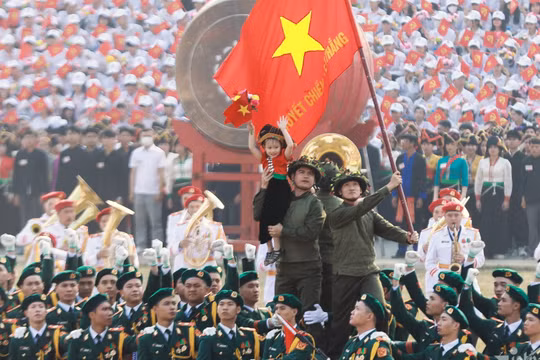 Hình ảnh em bé Điện Biên tươi cười gây xôn xao mạng xã hội. Ảnh: VietNamNet.