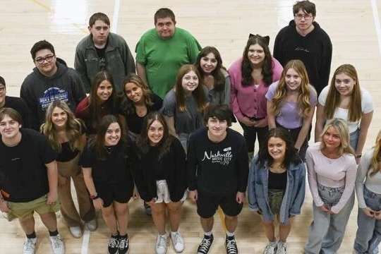 11 cặp sinh đôi cùng tốt nghiệp của Trường Trung học Norwin, bang Pennsylvania (Mỹ). Ảnh: GMA.