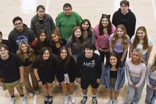 11 cặp sinh đôi cùng tốt nghiệp của Trường Trung học Norwin, bang Pennsylvania (Mỹ). Ảnh: GMA.