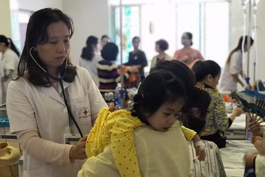 Bác sĩ khám cho trẻ mắc cúm mùa