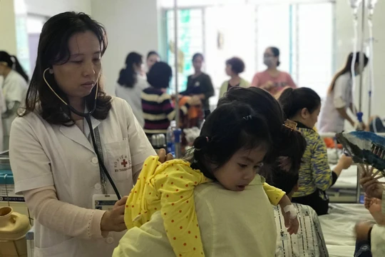 Bác sĩ khám cho trẻ mắc cúm mùa