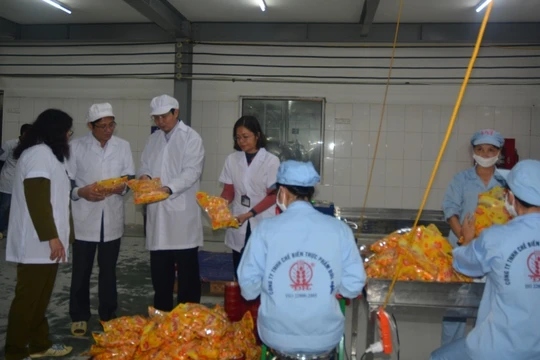 Lực lượng chức năng Hà Nội kiểm tra an toàn thực phẩm tại huyện Hoài Đức.