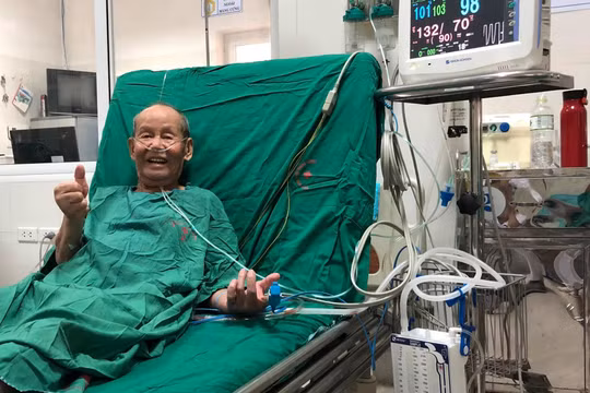 Cụ N. vui vẻ, khỏe mạnh sau ca phẫu thuật.